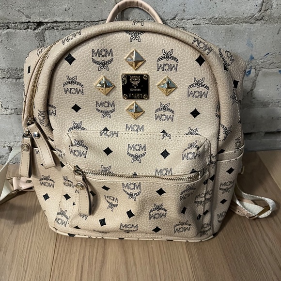 Faux MCM backpack - Picture 2 of 6
